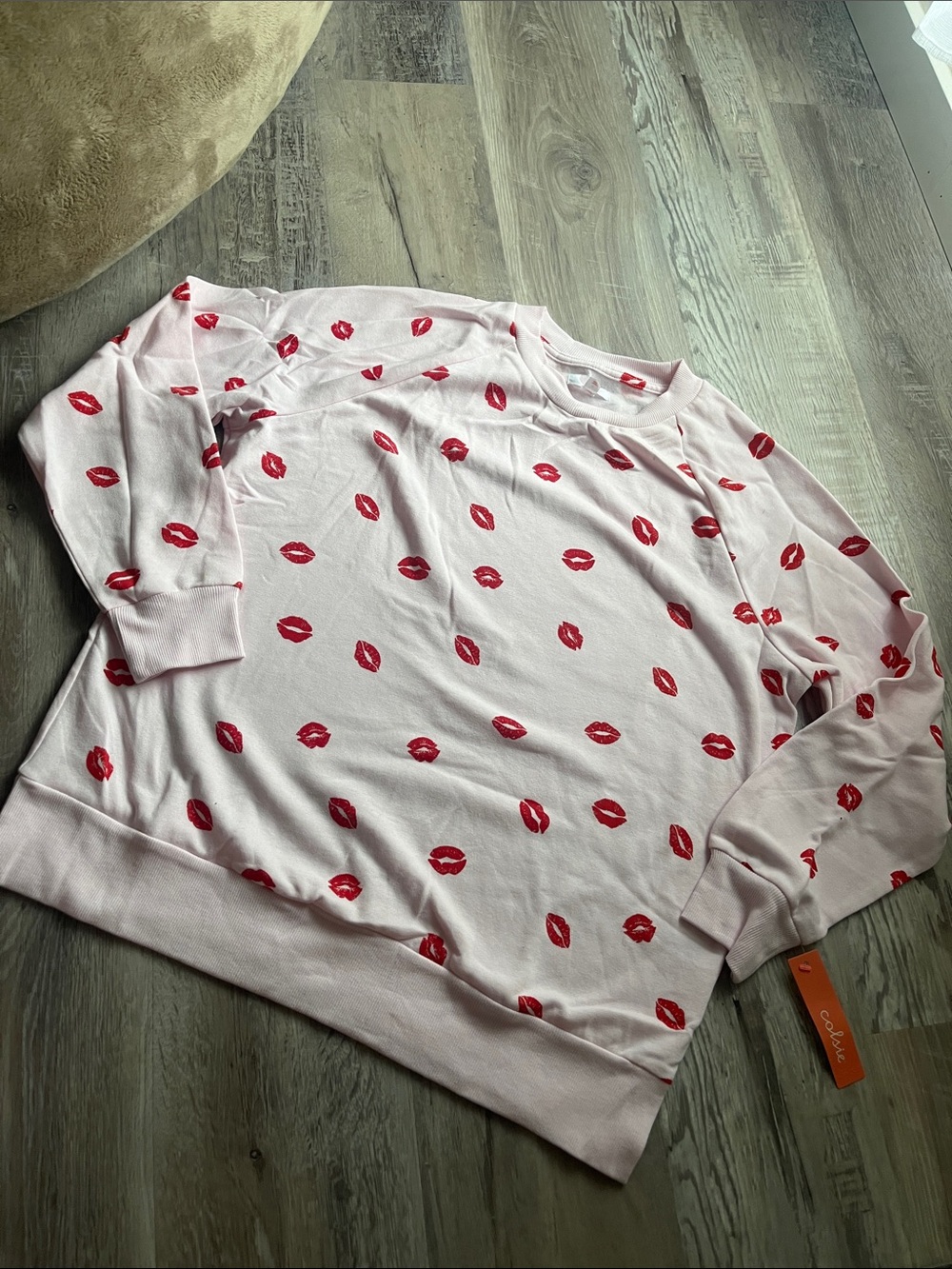 Colsie Light Pink Sweatshirt with Red Lip Print
